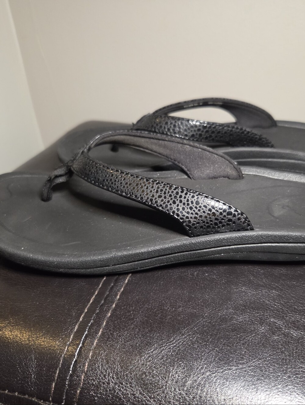 OluKai Kulapa Kai Snake Embossed Size 7 Womens